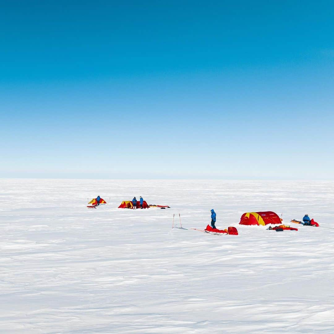 マイケル・ドーソンさんのインスタグラム写真 - (マイケル・ドーソンInstagram)「Here are a couple of snaps from the journey from the Ronne Ice Shelf up to the Plateau. These are from the middle of the trip (around day 26) ➡️➡️➡️  What always blew me away was the scale of this place. The isolation. There are endless wide open spaces, the snow and ice goes forever in all directions.   No trees 🌲  No buildings 🏡  No people 👨  No animals 🦅  No roads 🚗  No signs of life (except Thiels and the Pole)   Nothing really, except what Antarctica has looked like forever. Pretty humbling to stand there in the middle of it all.   #antarctica」1月28日 17時00分 - mrmikedawson