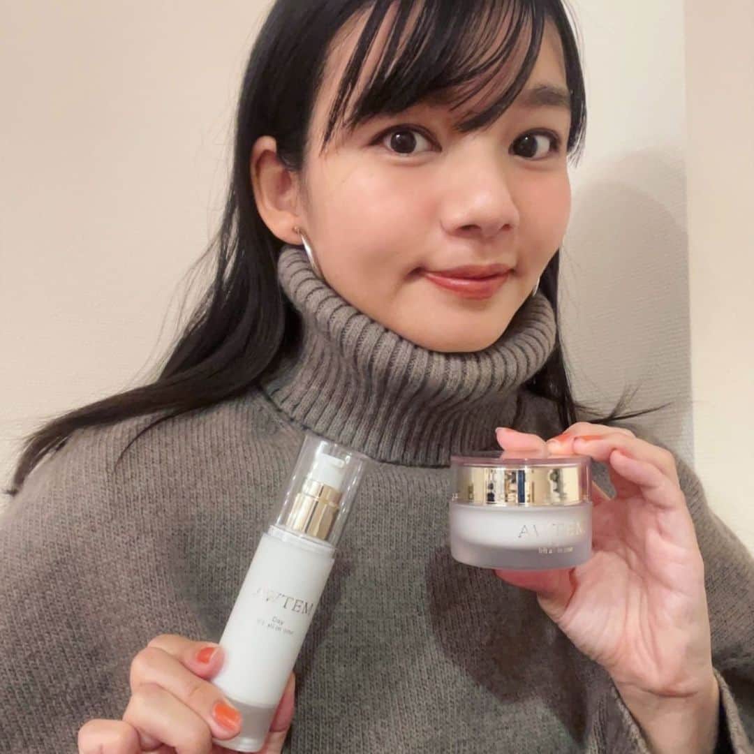 にわみきほのインスタグラム：「. 最近のお気に入りスキンケアを紹介🥰  朝と夜で使い分けるオーテのオールインワン🫧 朝と夜別々って珍しいですよね。  お風呂上がりは、とにかく時間ないので 手抜きケアになりがちだったけど これはオールインなので時短で頑張らずに きちんとケアできて満足感たっぷりでした🙋‍♀️  @awtem_official  朝夜共にオーテ独自成分の「米麹美肌発酵液AW-622」を配合なのでたっぷり肌が潤います🥰  朝用☀️（デイリフトオールインワン） これ1つで7役も🙆‍♀️ 朝に必要なスキンケアがこれ1つに詰まってます☺️ 化粧水/乳液/美容液/クリーム おしろい/日焼け止め/化粧下地 朝のメイクも時短できるのが嬉しい🌿  夜用💤（ナイトリフトオールインワン） 夜は美容パック・マッサージ・エイジングケアの機能があるので寝てる間に肌が潤ってるのを実感できています。 エステの様な柑橘系の香りで癒されます♡  育児中の強い味方になりそうです💞  気になる方は是非チェックしてみてください🙏  #Sponsored#オーテ#AWTEM#オールインワン化粧品 #オールインワン#スキンケア#保湿」
