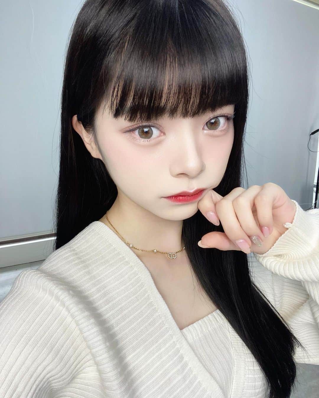 高須賀友香のインスタグラム：「黒髪、そして3年振りに重めパッツンにしました⋆⸜❤︎⸝‍⋆  カラコンもメイクも変えたんやけどどうかな？(´・ω・｀)   @akiyamasensei_aid さんにカラー、カット、トリートメントしてもらいました✨いつもありがとうございます!(´▽｀)」