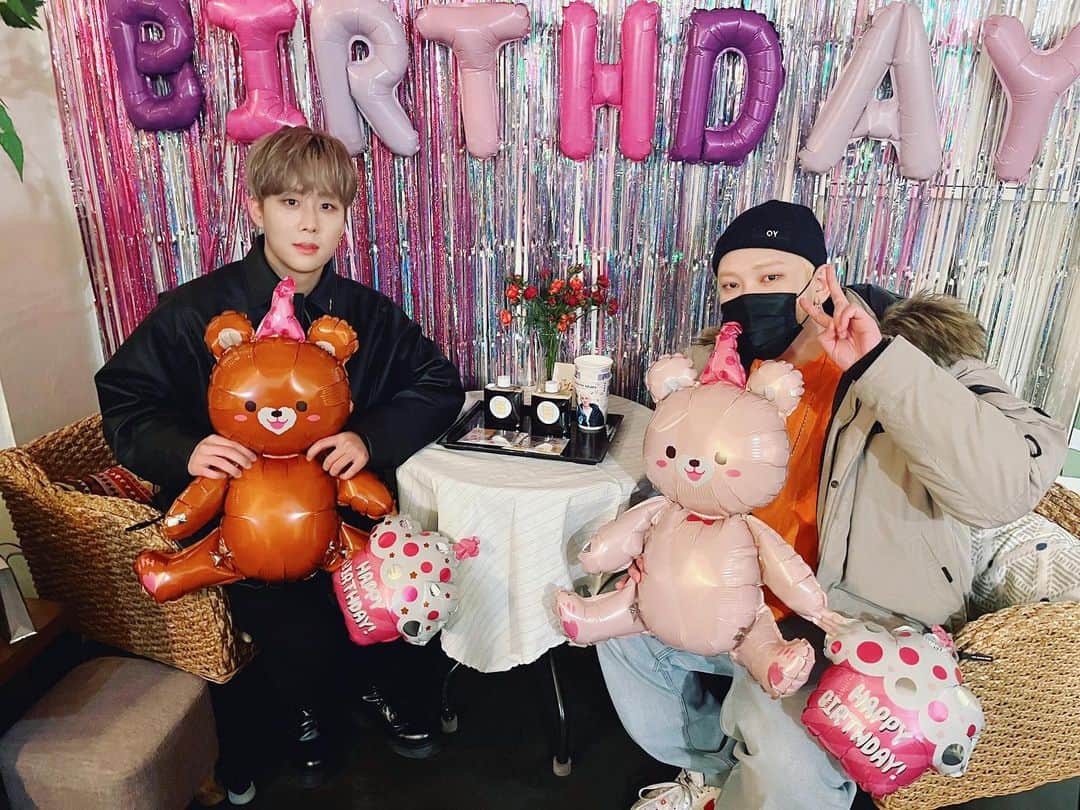 ジウクのインスタグラム：「너무 감사한 생일이었슴다. 올해 정말 더 열심히 해야겠다는 생각이 들었슴다. 이쁘게 준비해 주느라 너무 고생많았고 감사합니다🙇🏻‍♂️ 생일 끝.」