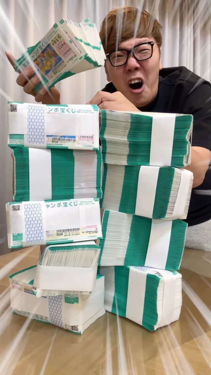 HIKAKINのインスタグラム：「【10億円】年末ジャンボ10,000枚箱買いした結果【抽選】」