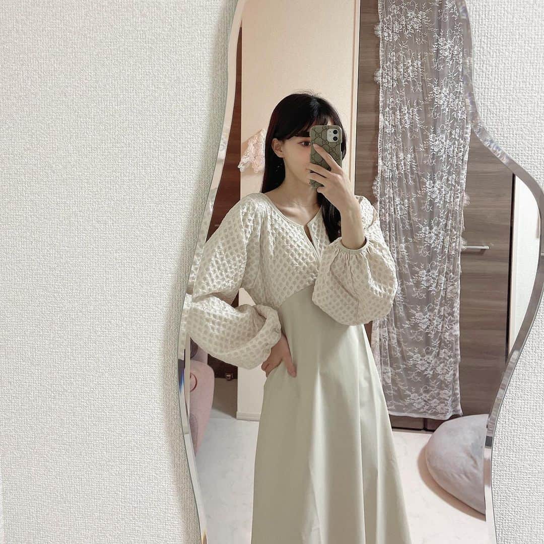 のインスタグラム：「重ね着みたいなデザインのワンピース🌷 ぽわんとした袖のシルエットが素敵でウエスト切り替えの位置が高いので、被写体するときに映えそう💭」