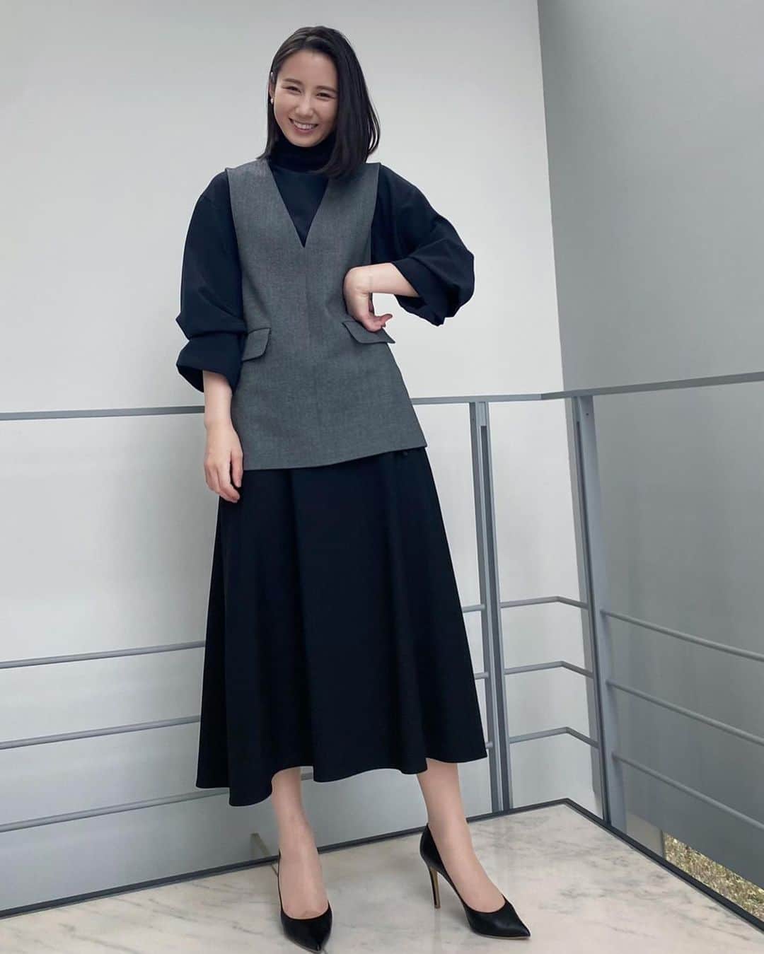 のインスタグラム：「* * Outfit  1-2.blouse: Maglie   skirt & best: Liesse   Accessories:mimi33 3-4. akiko ogawa 5. tops: Tiara   skirt:INED  6. hdxuly  #衣装　#outfit #outfitoftheday #ワンピース　#モノトーンコーデ」