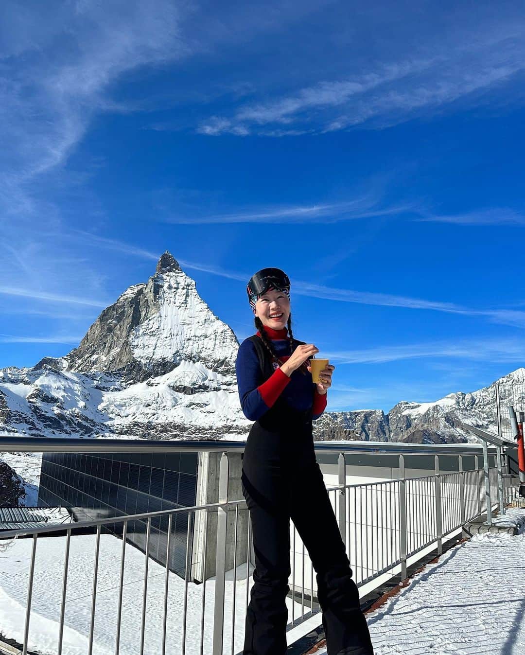 オム・ジウォンさんのインスタグラム写真 - (オム・ジウォンInstagram)「스키어로 꼭 한번 가보고 싶었던  스위스 마테호른을 다녀왔어요~ 제가 다녀왔을 때는 미들시즌이어도 좋았는데 12월 1월은 #지구온난화로 영상이었다니.. 좀 많이 걱정이긴 합니다  짬짬이 찍었던 영상도 편집해서 엄튜브에 올려보았어요  https://youtu.be/fLOLoQ3BMEE  #switzerland #zermatt #mattherhorn」1月28日 9時22分 - umjeewon