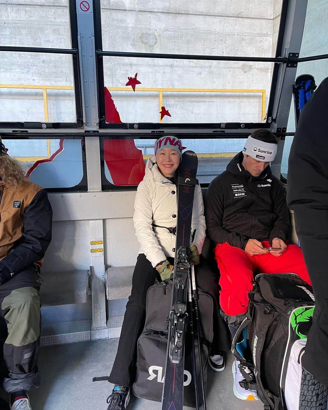 オム・ジウォンさんのインスタグラム写真 - (オム・ジウォンInstagram)「스키어로 꼭 한번 가보고 싶었던  스위스 마테호른을 다녀왔어요~ 제가 다녀왔을 때는 미들시즌이어도 좋았는데 12월 1월은 #지구온난화로 영상이었다니.. 좀 많이 걱정이긴 합니다  짬짬이 찍었던 영상도 편집해서 엄튜브에 올려보았어요  https://youtu.be/fLOLoQ3BMEE  #switzerland #zermatt #mattherhorn」1月28日 9時22分 - umjeewon