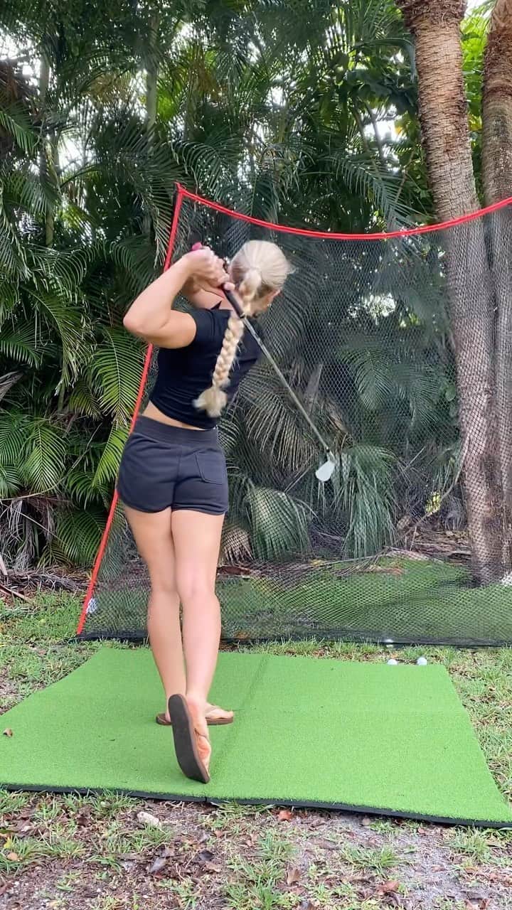 アリサ・ディオミンのインスタグラム：「No excuses 😤 Link in bio for gear from @rukket_sports ✅Haack Golf Net ✅Range Pro 5x5 Folding Golf Hitting Mat」
