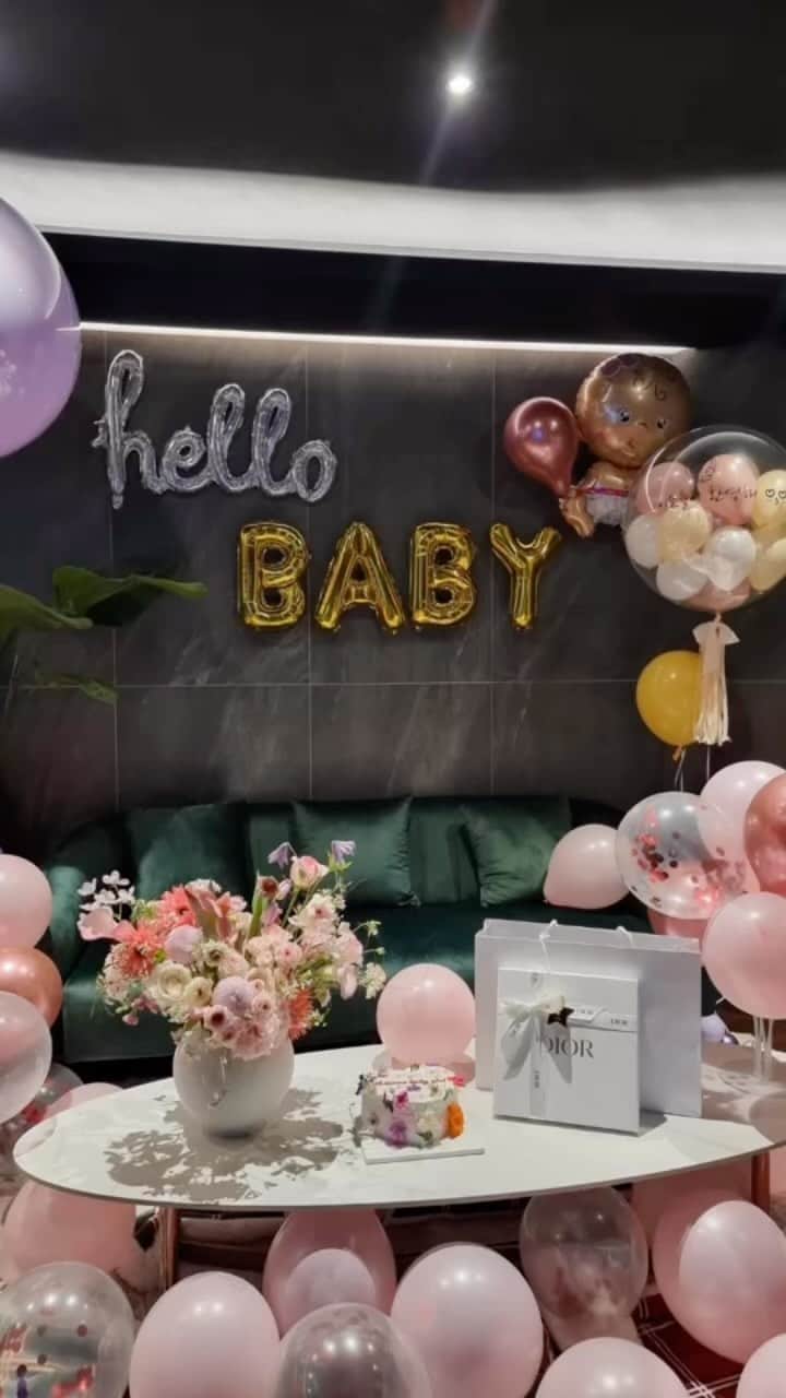 のインスタグラム：「🤰🏻BABY SHOWER 끼비 베이비 샤워 :) 건강하게 세상에 나올 끼비를 기다리며 이모들이 준비한 파티! 우린 이제 홈파티 장인이 된것 같다👍 또 하나의 추억이니까, 나도 정은언니 따라서 똥손 릴스 만들기 크크크  . 나연언니 어머님이 준비해주신 엄청난 음식들과 맛난 디저트 덕분에 푸드코마 걸린 날 😂 #끼비어서와 (Special thanks to @chorong_flower @thecookiest_official )」