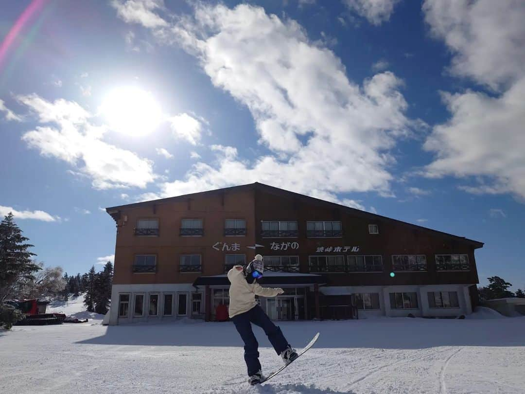 泉ひかり（パルクール）のインスタグラム：「初めての志賀高原スキー場🏂  景色も綺麗だし、コースもバラエティ豊富だし、一緒に行ったメンバーも最高だしで、素敵な3日間でした✧*｡٩(ˊωˋ*)و✧*｡  3日間Yukiyamaっていう、GPSを使ってどのコースに行ったか、どれくらいスピードが出たかとか分かるアプリをつけっぱなしで滑ってたけど、余裕でバッテリー残っててびっくりした！  バテない、バッテリー。すごすぎる。  写真ももちろん手軽に綺麗に撮れるしアクティブに動く人にはピッタリ(*•̀ᴗ•́*)👍  #Xperia #Xperiaアンバサダー #Xperia5IV #PhotographyPro #PR」