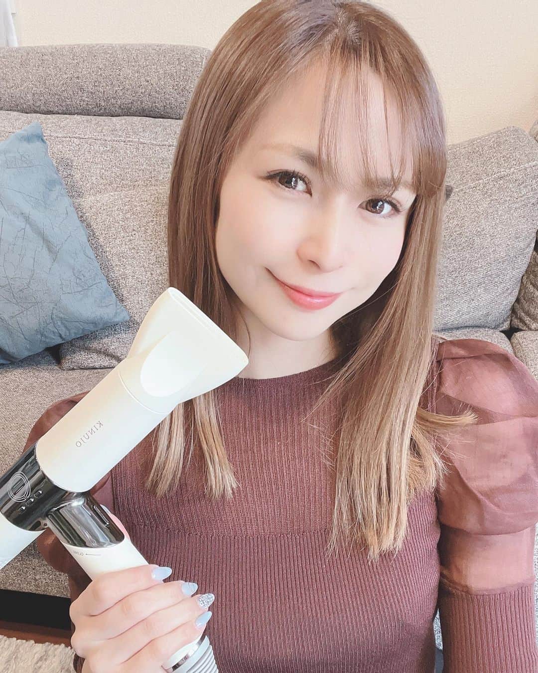 工藤舞のインスタグラム：「KINUJOヘアドライヤーとKINUJOのSpin&curl (プレミアムモデル)のご紹介をさせてください🫶 ※実際の使用動画もあるので最後まで投稿見てくれたら嬉しいです✨  ☆KINUJOヘアドライヤー  周りのお友達とかの評判を聞いていて使ってみたかったドライヤー♡  まず見た目がコンパクトで色も可愛い🥰  そして何より軽量🥺 女性って髪が長かったり毛量が多かったりすると、ドライヤーの時間って腕も疲れるし苦痛になりますよね😢  でも363gと、とても軽く持ちやすく、そして風は優しいのに風量はしっかり強いのでとても速く乾きます✨  ☆Spin&curl(プレミアムモデル)  まず見た目のインパクト😳❣️ これ、どうやって使うんだろ？ でも使ってみたらすごく簡単🫶 髪を巻く分だけすくってボタンを押すだけで外巻きにも内巻きにもできるんです！ 自動なのであっという間にかわいいゆるふわ巻に😊  そして私がよくやってしまう、火傷💦 首に触れることも手に触れることもないので火傷の心配もなし✨  @kinujo.jp  #KINUJO　#絹女　#キヌージョ　#ドライヤー　 #ツヤ髪 #高級美容家電 #モテ髪  #ヘアケア用品 #美容家電  #longhairstyle #haircurl #ロングヘアーアレンジ #ロングヘアー#ヘアドライヤー #自動巻きアイロン #カールアイロン #コテ #モテ髪 #おうち時間 #美容オタク #美髪ケア  #ゆる巻き #おくれ毛アレンジ」