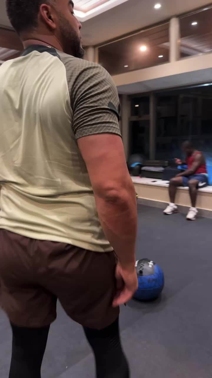 ネルソン・クルーズのインスタグラム：「Noche de trabajo. Tonight’s workout @ironglenn @adriana8787」