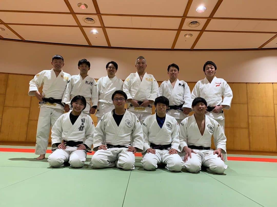 鈴木桂治のインスタグラム：「KJA（keijijudoacademy ）大人の部がスタートしました。 高校まで柔道やってました。授業で少しだけ。全くやったことありません。 そんな大人を柔道家に。 非現実的な世界へようこそ。 週に一回、この時間だけは仕事を忘れて、何もかも忘れて一心不乱に柔道やりましょう！ 明るく楽しく生き生きと 一つ一つやりたい事ができてきてる。 助けてもらってる皆さんに感謝です。  そして、明治学院大学柔道部の皆さん、ありがとう。 またよろしくお願いします。💪 #KJA #keijijudoacademy #大人の部　 #ユウリちゃん」