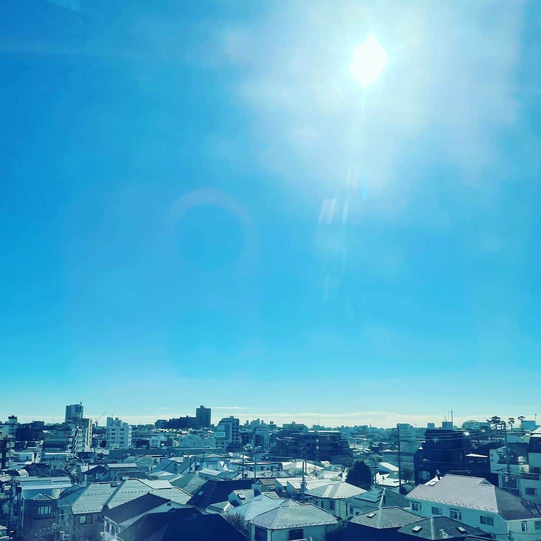 谷口崇のインスタグラム：「おめでとうの晴れ。一路大阪へ。すこぶる気分はいいんだけど、謎の腰痛が…笑。なんだろうこれ。50歳誕生日のプレゼントかな？  本日、新譜リリースライブを心斎橋「夜を灯して」にて催します。当日券もございますので、よろしければぜひお越しください！！  谷口崇NEWアルバム『シンガーズロンリー２』リリースライブ【大阪公演】 会場：心斎橋 夜を灯して 日程：2023/1/28日（土） 時間：open 18:00 start 18:30  出演：谷口崇 feat.酒井ヒロキ 料金：前売 ¥3,500／当日 ¥4,000（共にdrink別）  ＜会場情報＞ HP：https://yorutomo24.jimdofree.com/ 住所：大阪市中央区西心斎橋1丁目8-4-2A 白木屋ビル2F  電話：06-6484‐7211   【ご予約はこちら！】‪https://lit.link/takaikoe‬」