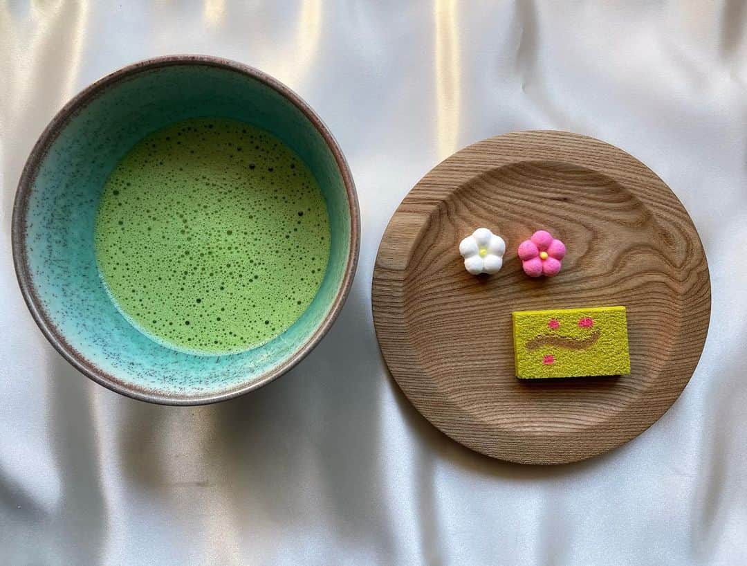 小橋めぐみのインスタグラム：「鎌倉に本店がある豊島屋の 「梅だより」  梅の花の落雁と押しもの。  豊島屋というと、鳩サブレーが有名で、小さい頃から食べていたけれど、 茶道を始めてからは、ここのお干菓子たちに惹かれている。  先週鎌倉で眺めた、白梅を思い浮かべながら、一服🍵  海街diaryも再読中。 鎌倉は坂道が多いなぁって、すずちゃんが言っていて、そうだったなぁって。 写真5枚目は、亀ヶ谷坂切通しにて。急な坂のため亀も引き返したという別名「亀返坂」。 扇ヶ谷と山ノ内を結ぶ急坂で、亀じゃなくてもキツかったけれど、 足腰鍛えられました✌️  源頼朝が鎌倉に幕府を開いた理由は、南は海に、北東西は山に囲まれ、敵の侵入を防ぎやすい地形だったからと言われているけれど、それが歩いているとよく分かります。 敵、大変。  #豊島屋 #海街diary #鎌倉散策」