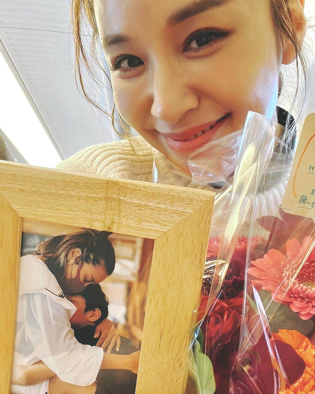 鈴木紗理奈のインスタグラム：「やっと土曜の早起きに慣れてきた サタプラマンスリーゲストは今日で最後‼︎ 1ヶ月楽しませていただきました。 番組の最後はリオトへの手紙を丸ちゃんが読んでくれ、スタッフさんからは 素敵なお花とフォトフレームをいただき🥰ほんまに嬉しかった  今生の別れのような温かいお見送りしていただきましたが 多分、通常ゲストでまた行きます😆 その時は冷たくしないで！笑  #サタプラ」