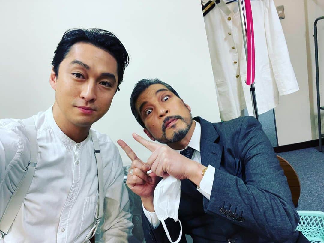 渡辺大のインスタグラム：「本日から舞台「マヌエラ」は大阪森ノ宮ピロティホールにて開幕です！ 土、日の二日間なので皆様遊びに来てください！  宮川さんとやっと写真撮れた🤳」