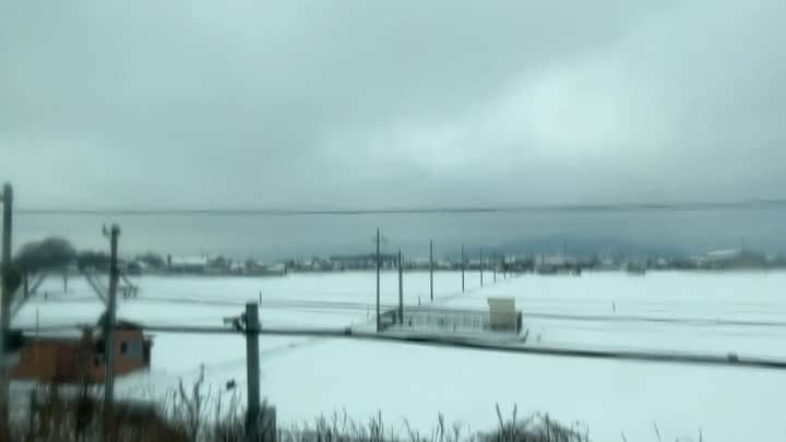世良公則のインスタグラム：「・・・・・・  TOKYOからOSAKAへ  やはりKYOTOの 手前(米原)は雪景色  新幹線無事に走る  寒ッ❕  I'm heading from tokyo to osaka.  kyoto was snow after all.  It's sooooo cold.  ・・・・・・  #世良公則 #japaneseartist #japaneseculture #snow #shinkansen #雪景色 #」