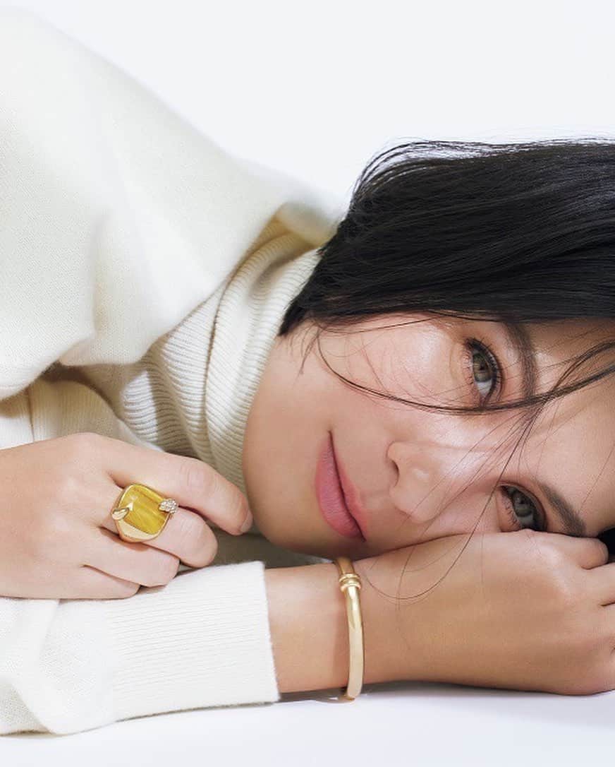 田沢美亜のインスタグラム：「エクラ 2・3月号  運気を上げるジュエリー "マラカイト"と"タイガーアイ"に魅せられて  @eclat.magazine   #エクラ #eclat #田沢美亜」