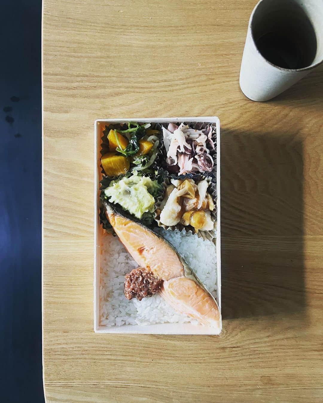 つがねゆきこのインスタグラム：「. 今も食べたい。 （バタバタと🚅に飛び乗って食べ物調達できず余計に食べたい）  ある日の #球体食堂 @_kyu_tai  もう何度目かになるけど、毎回いろんな発見があるお弁当。  お品書きを撮り忘れてしまったのだけど  柿と三つ葉のナムル ホタルイカとカニカマのマスタードな感じのもの カリフラワーときのこの明太子プチプチなやつ さつまいもと菜の花のおいしいやつ 鮭はしっとりふっくら  梅肉は甘味があって、お持ち帰りした分を食べた子どもたちも「美味しい！」と。 おかかと､､フルーティーな感じがした。何が混ざってたんだろう。  五感をつかいながら味わったなぁ。 （オナカスイタ）  なにより、そのちゃん @fujii_sonoko にも👶にも会えて、幸せな日だったあ。  そのちゃんの空気感が、私を少しでも穏やかにしてくれる気がする。 （願望）  #お弁当 #ケータリング #配達してくれます #ロケ弁にも激しくオススメ #お久しぶりです」