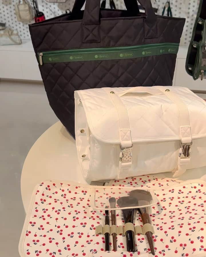 神崎恵のインスタグラム：「・ LeSportsac × Megumi Kanzaki 4月26日発売🍒 ・ロールポーチは取り外しのできるクリアポーチとブラシケースをパチンとつけ、くるくるとまるめて持ち運び。 クリアケースはサイズ違いで、アイライナーやマスカラ、グロスなど、長いものがバラバラせず収納できます。 クリアポーチ、ブラシケースは単独で使用しても便利。 コスメや美容器具を入れコスメバッグにもなるし、オムツや離乳食をミルクを入れてママバッグにもなります。  ・プロフェッショナルのみなさんに展示会で「絶品」といただいたコスメポーチ。 このポーチ、すごいんです。 リップは立ててインできるから、見やすく取り出しやすい。真ん中には大きめコスメをしっかり収納、上にアイラインやマスカラ用のポッケがついてるから取り出す時に、下の方をゴソゴソと手指で探さなくていいんです。出し入れしやすい、見やすい、かわいい。 絶妙な容量も💮  ・バックパックは蓋部分を開けなくても、タブレットやpcを横からさくっと取り出せたり、ペットボトルをさくっと出し入れできたり、機能性にこだわりながら、カジュアルから女性らしい服にも合うよう色やデザイン、ボリュームを考えました。  ・ビッグトートは荷物を入れても崩れにくいフォルムにこだわりました。 荷物を入れてもこのかわいい形がくずれないようにく工夫しています。逆にボリュームを出さずにも使えるようこちらもある工夫がされています。 中にペットボトルやミルクを入れても転がらないよう、内側にポケットをいくつかつけています。 自立できるし、口部分の開き具合もとてもいいので、例えば車の助手席においても中から物が出し入れしやすいです。  ・バックパックもビッグトートも肩が痛くならないよう、太さとやわらかさを工夫しています。  ・ミニボストン、バニティもコロンとしたカタチとサイズがかなりかわいいです。  それぞれアイテムごとに内側の柄や色も違うんです。 まだまだこだわりをお伝えしたいので、 発売近くなりましたら、実際手に取りながらお話しさせていただきます☺️ 「こんな機能がほしい！」をレスポさんの技術力と情熱でカタチにすることができました。 あ〜、はやく手に取っていただきたい。私自身、はやく使いたくてうずうずしております🥰  #LeSportsac #lesportsacmegumikanzaki」