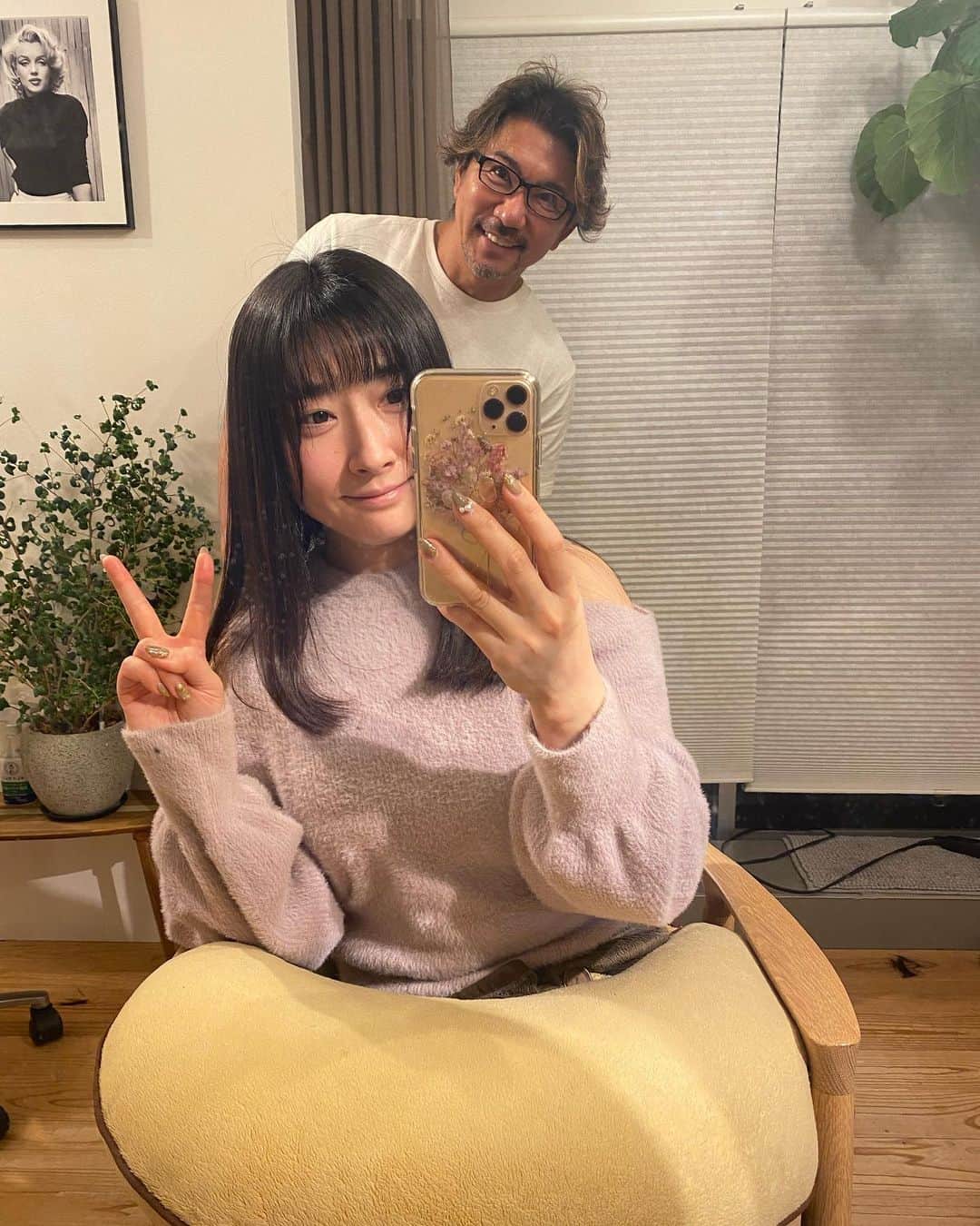 加藤圭のインスタグラム：「明治神宮前あたりにあるHAMAさんのお店で 髪質改善と散髪しました ^-^  私は 前髪とか部分的に癖毛なのだけど HAMAさんのところの髪質改善は 直毛ストレートにならずに自然なまっくぐになるので いつも感動しています \( ¨̮ )/  最後に買った流さないトリートメントはつやつやになれました✌️✨  . #重めのパッツンカット #hair #髪つやつや #髪質改善」
