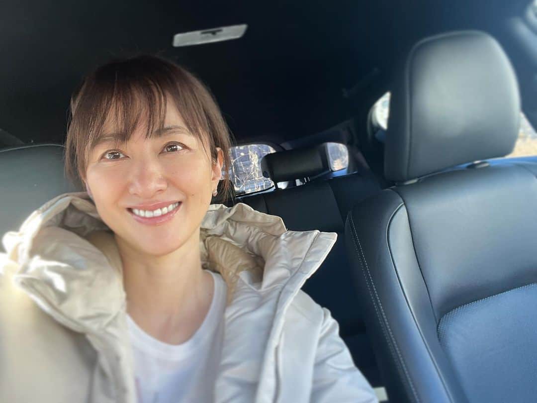 前田ゆかのインスタグラム：「午前中に#pilates   ゆっくり解して伸ばす 久しぶりのパーソナルは 調整、の繰り返し。  ここ数日の寒さで肩や背中に力が入り硬くなってた筋肉、ゆっくり伸ばして整えてもらいました！  はぁ〜すっきりした⤴︎  #ピラティス #パーソナル #朝活  #呼吸も深くなるから楽になるね #お天気だから洗車も」