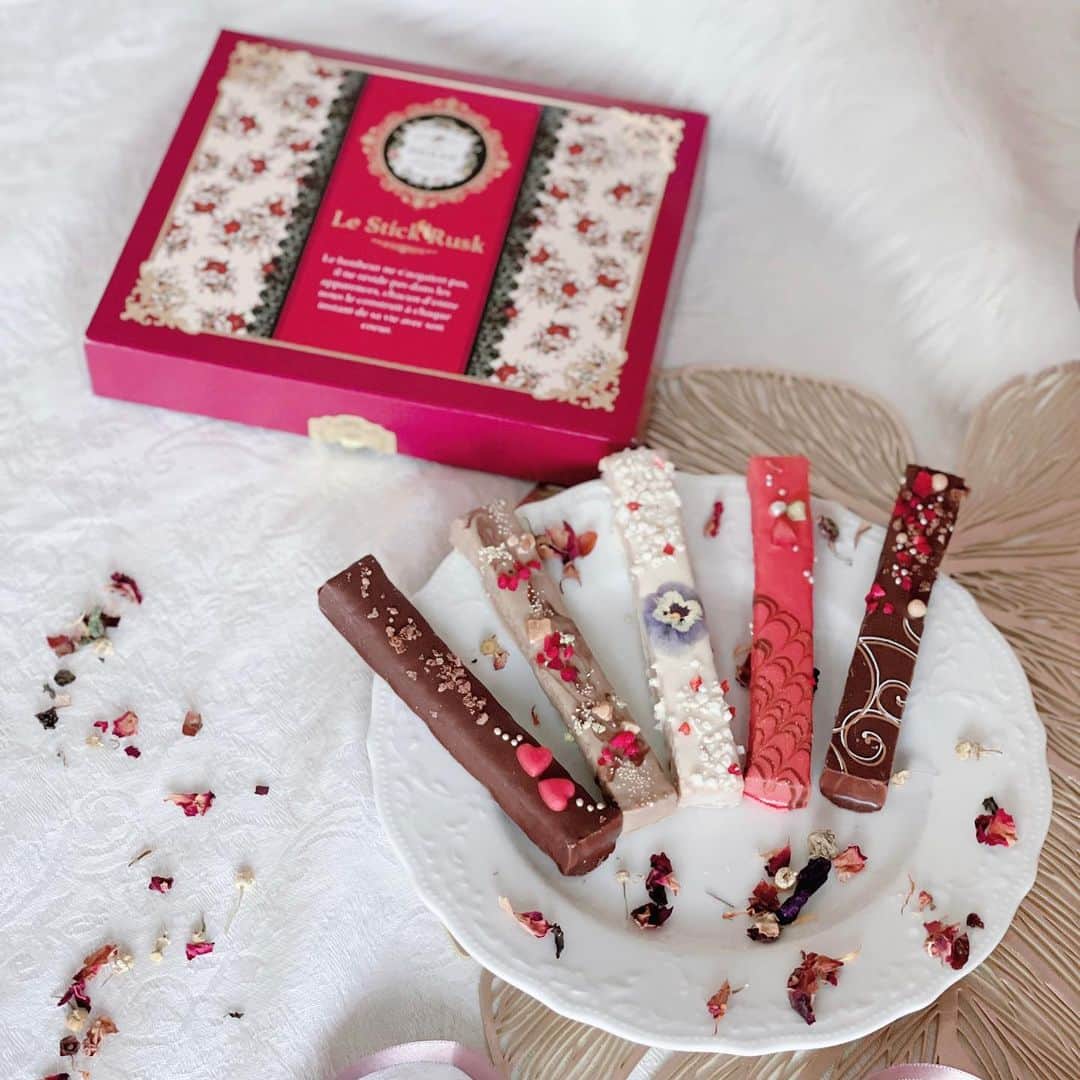 三佐和あやのインスタグラム：「𝙫𝙖𝙡𝙚𝙣𝙩𝙞𝙣𝙚 𝙜𝙞𝙛𝙩 🍫 おとな可愛くて大好きなお菓子だよ🤍  ひとつ前の投稿に お店の場所かいたよ♪✍️ @misawa_aya   #cafeohzan #カフェオウザン #チョコレート大好き #バレンタインチョコ  　#バレンタイン限定 #期間限定スイーツ #自分チョコ #スティックラスク」