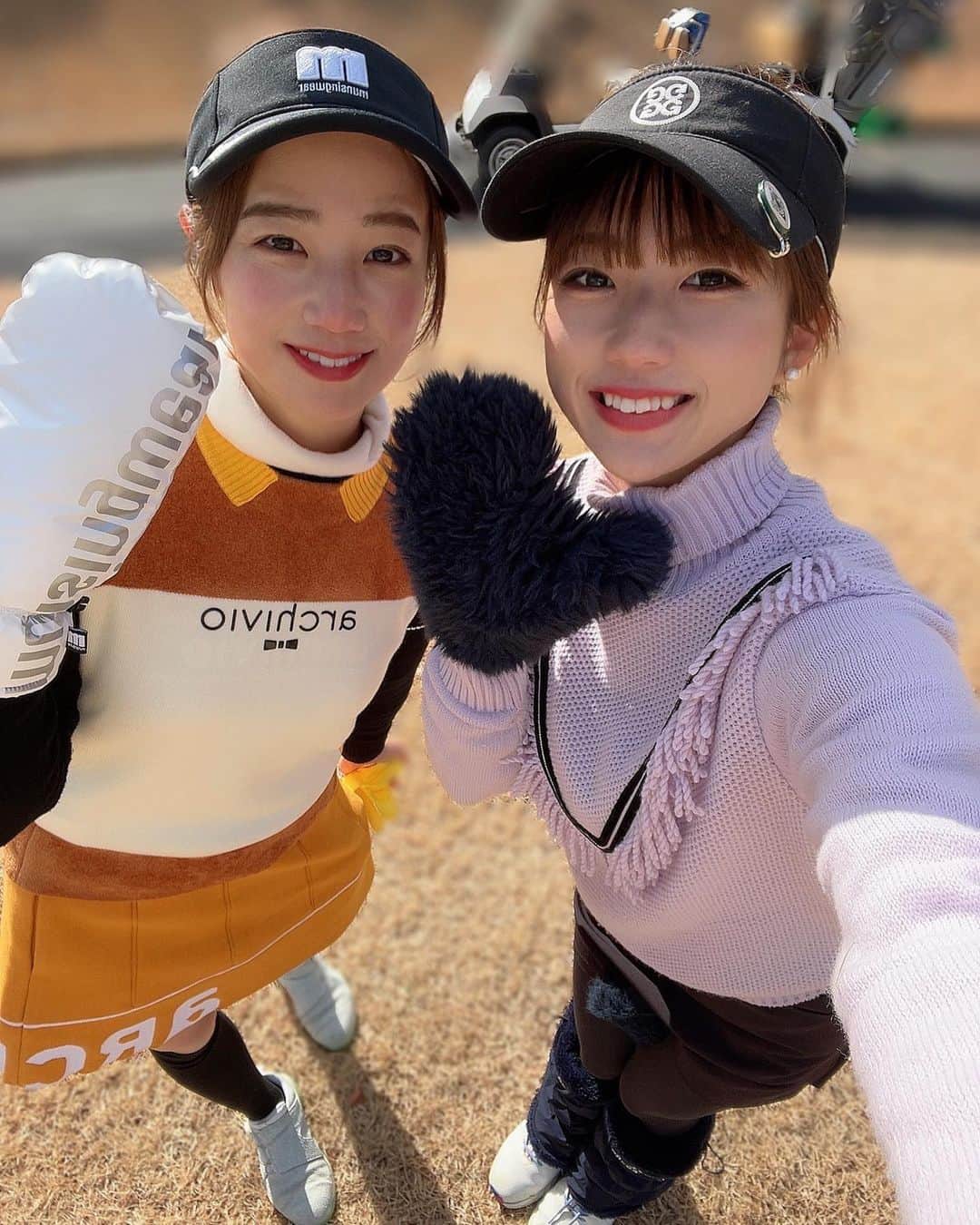 なみのインスタグラム：「今出演してくれてるベアちゃんと、新年ゴルフ行った時の⛳️❤️  動画もたまたま同じ色でかぶってたけど、この日はアルチビオで被ってた😚💕  この日は朝到着しても誰もいなくて、あれ？と思って練習場行ったら、めっちゃバンカー練習してて、笑った🤣🤣笑  私も見習わねば🥺❤️  また本日2話目配信予定です〜😊  沢山のコメントをありがとうございます😚  久々の撮影で色々忘れてたけど、、、皆んなのコメントは暖かい、、😂🙏💘  #ありがとう  セットアップ　@archivio.official  冬に欠かせないミトン　@munsingwear_jp  シューズ　@adidasgolf   ❤️❤️❤️  #ゴルフ #ゴルフウェア #ゴルフ女子 #ゴルフ好き #ゴルフ大好き #ゴルフスイング #ゴルフバカ #ゴルフ好きと繋がりたい #ゴルフ仲間募集中 #ゴルフコーデ #ゴルフ初心者 #ゴルフ#ゴルフ場 #golf #golflover #japanesegirl #japan #골프 #골프여자 #골프스윙」