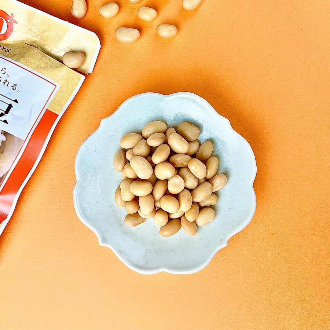 のインスタグラム：「もうすぐ節分ですね👹 大豆が活躍するイベントは嬉しいですね☺️✨  ちなみに節分とは！ 季節の節目である「立春、立夏、立秋、立冬の前日」のことをいい、年に４回あります。  旧暦では春から新しい年が始まったため、立春の前日の節分（２月３日頃）は、大晦日に相当する大事な日でした😌  そこで、立春の前日の節分が重要視され、節分といえばこの日（２月３日頃）をさすようになったのです✨  ちょっと豆知識があるとイベントも面白くなりますよね👍  今年の節分は、歳の数だけやわらかくて美味しい「蒸し大豆」はいかがでしょうか☺️✨  節分期間に合わせてAmazonで有機蒸し大豆もセール中です🙆‍♀️✨  豚汁に蒸し大豆をパラッと入れるだけで具沢山豚汁になりますよ👍  ぜひお試し下さい🌱  #だいずデイズ #daizudays ⁡ #オーガニック　#簡単レシピ　#ソイプロテイン　#植物性たんぱく質　#節分」