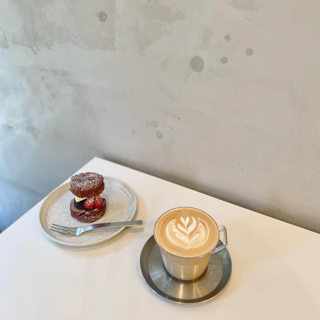 THE LOCAL ＊GoodCoffee運営店舗のインスタグラム：「⁡ ⁡ 皆さま おはようございます🐻‍❄️✨ (文章を考えていたのに 午後になってしまいました〜！ こんにちは！！) ⁡ 昨夜の雪が嘘のように 青い空が広がる東京。 向こう側の もっともっと向こう側の山々も きれいに見えるくらい！ ⁡ 😌😌⛰ ⁡ さて こんな風に毎日 電車から色んな景色を眺めつつ "今日はどんな日になるかなあ〜" と ワクワクしている私です。 ⁡ 当たり前のことが1つもない毎日だからこそ 愛おしい瞬間がたくさん。 ⁡ 今日もご来店くださる皆さまが 少しでもよき時間を過ごせますように！ ⁡ 夜ローカルもありますので 21:00(L.O.20:30)で お待ちしております🥰 ⁡ －－－－－－－ ⁡ ALL DAY   𝟣1:𝟢0-𝟣𝟪:𝟢𝟢(L.O.𝟣𝟩:𝟥𝟢) 夜ローカル   𝟣𝟪:𝟢𝟢-𝟤𝟣:𝟢𝟢(𝖫.𝖮.𝟤𝟢:𝟥𝟢) 　(1月→20.21.27.28) ⁡ 住所/〒𝟣𝟧𝟢-𝟢𝟢𝟢𝟣 東京都渋谷区神宮前𝟧丁目𝟥𝟢-𝟥 ニューアートビル𝟤階 ⁡ #thelocaltokyo#thelocalcoffeestand #goodcoffee」