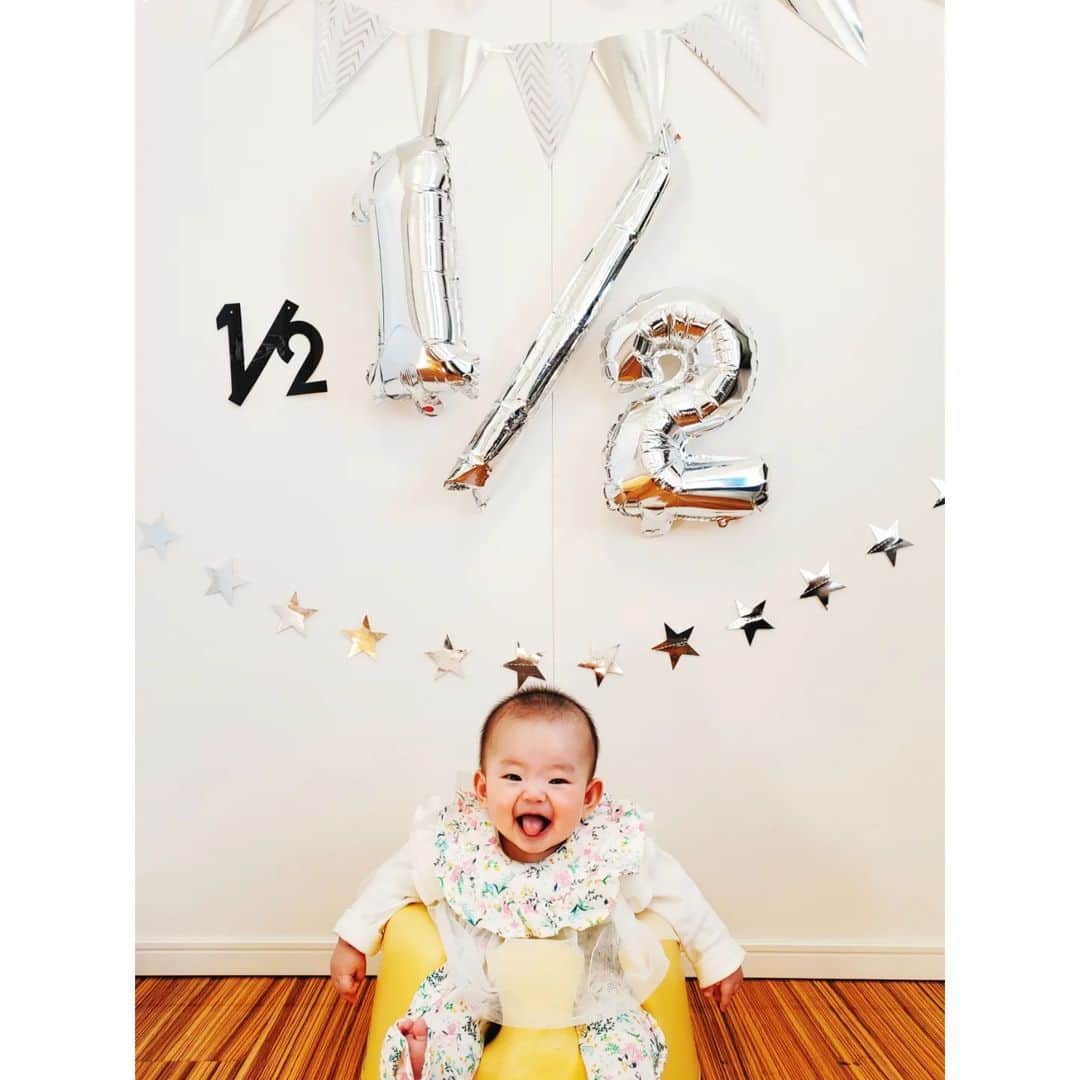 天田優奈のインスタグラム：「ハーフバースデー👶♥️  もう半年過ぎたなんて… この可愛い時期がずっとずっと続けばいいのにな～と思ったり… 早く夜中ちゃんと寝たいな～と思ったり。 わがままな感情😂  お兄ちゃんのハーフバースデーの時を振り返って見ていて、同じように撮ってみたらこんなにも成長したんだな～としみじみ。 あっという間に大きくなっちゃうんだろうな。  お兄ちゃんは妹が大好きですでに「結婚する～」と言っていて🤭🤣 妹が生まれて、心から可愛がってくれて喜んでくれている姿が母は嬉しいよ♥️👶👦  #子育てはあっという間と子育て終わった人が言っていた #今を噛み締めて過ごさないとね👨‍👩‍👧‍👦」