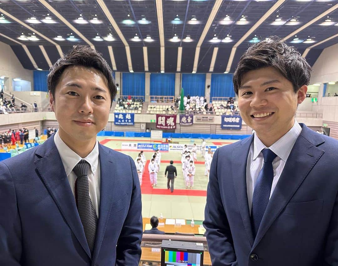 大角怜司のインスタグラム：「【高校柔道実況🥋】  先週21.22日に開催された 『全国高校柔道選手権新潟大会』 女子団体戦・決勝の実況をさせていただきました🥋  男女とも両校の思いがぶつかり合う白熱の決勝戦に🔥  この大会の模様はこのあと！　　　　　　　　　　　　　　午後3時30分から放送されます🥋  ぜひご覧ください🙇‍♂️  写真は閉会式前に岡アナと！！ 大会前の取材から実況研修、当日もたくさんのサポート　　ありがとうございました😊  #高校柔道 #柔道#judo#🥋 #全国高校柔道選手権 #実況#アナウンサー #岡アナと激似のスーツ #ux#新潟テレビ21」