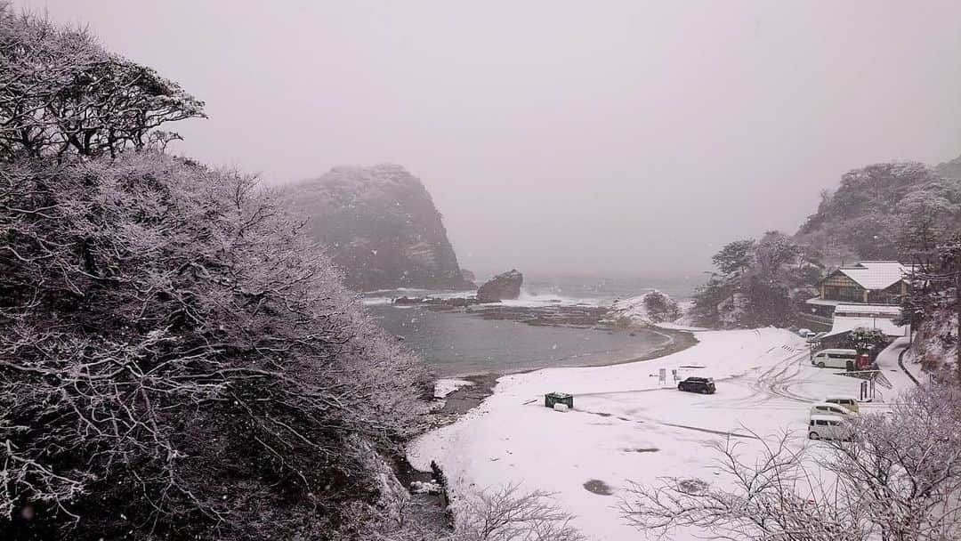 imagoso_kainoutaのインスタグラム：「⛄️ 本日は強い寒波の影響で 終日香住までの電車、 大阪⇄香住間の特急列車共にストップしております。 明日も運休や運転見合わせの可能性がありますので、 今後の気象情報や運行情報にご注意ください。  また、お車でお越しの方、 香住にお越しの道中かなり積雪がある地域もございます。 どうぞお気を付けてお越しくださいませ。   #いまご荘 #今子荘 #櫂の詩 #いまご荘櫂の詩 #香住旅館 #香住旅行 #兵庫旅館 #兵庫旅行 #ふたり旅 #女子旅 #大人旅 #かに旅行 #カニ旅行 #夕日百選 #絶景の宿 #香美町 #但馬 #松葉ガニ #松葉がに #雪 #大雪 #最強寒波 #冬」