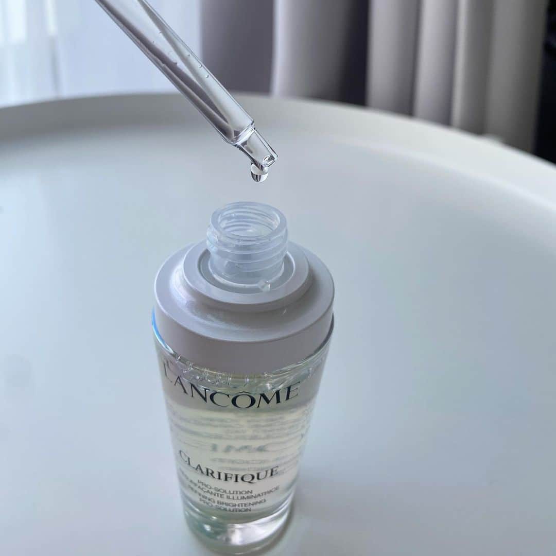 石川理咲子のインスタグラム：「@lancomeofficial より 新時代「6QDx」美白美容液、 「クラリフィックブライトニングセラム」が 2月10日に発売されます🫧 ６つの承認効能をもつ医薬部外品で ①シミそばかすを防ぐ ②肌にうるおいを与える ③肌をなめらかに整える ④にきびを防ぐ ⑤油分バランスを整える ⑥皮膚を保護する さらにマイルドなピーリング成分PHA、高純度のナイアシンアミドや、肌のターンオーバーを促すブナの葉エキスなどがたっぷり配合されています。  使い心地としては サラッとしていて、スーッと馴染むのですが 塗った直後から感じるお肌のモチモチ感と艶！！！ 美白アイテムですが乾燥を感じることもなく あ、これは良い🥺と1人で感動しておりました笑 香りも森林のような爽やかな香りで癒されます🌿 #ランコム#クラリフィックブライトニングセラム#ランコムgift#ランコム美白#6qdx美白#ウォーターピール#pha美容液」