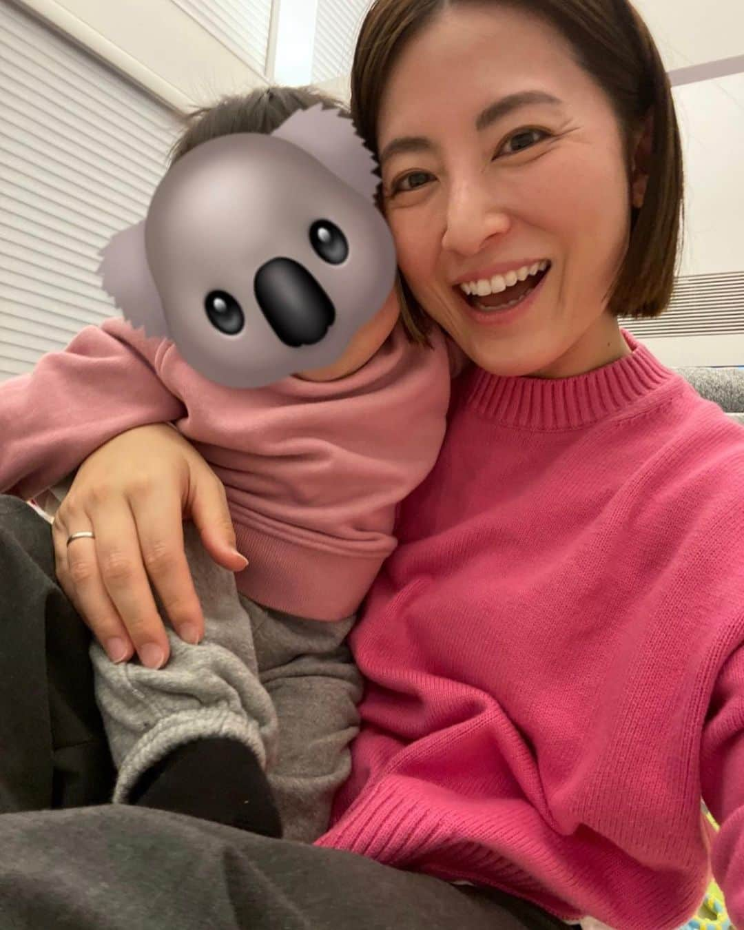 福田彩乃さんのインスタグラム写真 - (福田彩乃Instagram)「. 最近ハマってること👶🏼 髪の毛掴んで引っ張る 顔の肉掴む(わたしの) 顔強めに叩いて起こす(🐨の) すくすく成長中❤️‍🔥」1月28日 14時23分 - ayanofukuda_official