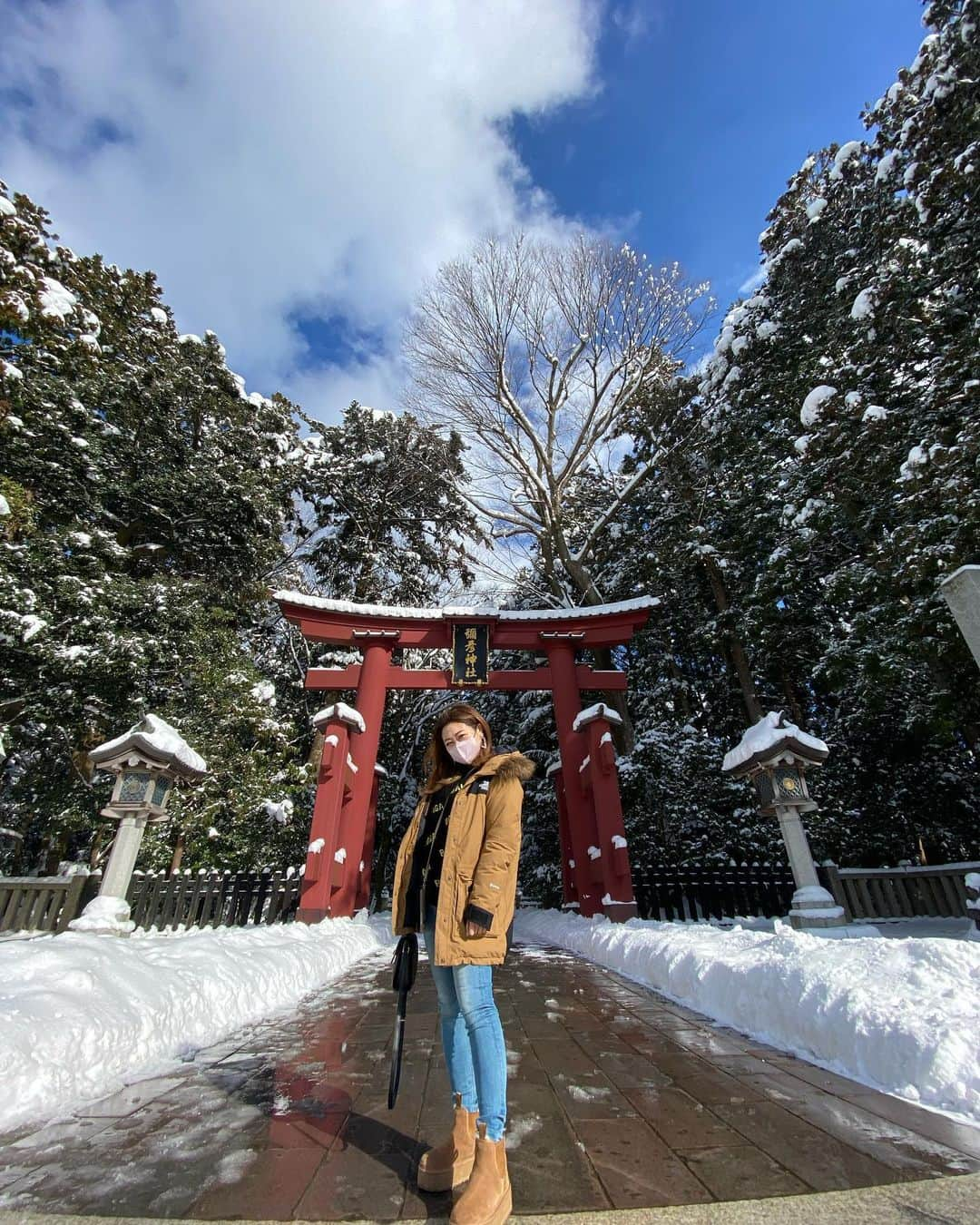 本間紗理奈のインスタグラム：「地元、弥彦神社へ厄祓いに⛩ 今年2023年は、 33歳（1991年生・平成3年生）が 本厄にあたるということから、 同級生の友達たちと一緒に 厄祓いをしてきました🙇‍♀️🌬  たまたまだけど、 すごく晴れていてびっくり🫢  いいこともわるいことも きっと平等に起こるはずだから、 そこまで怖がらずに、 でもいろいろ気をつけながら笑 楽しく幸せな年になるように…🥹  #弥彦神社 #弥彦村 #厄年 #本厄 #厄祓い #1991年生まれ」