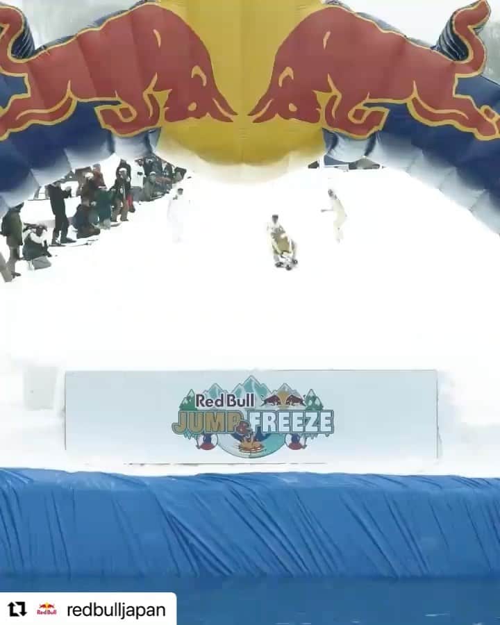 のインスタグラム：「雪山でジャンプ！プールでフリーズ!？ 特設コースを滑りジャンプ台からそのままプールへダイブ！ スノーボード、スキー、既存のソリでも参加OK♪ 会場を一番熱く盛り上げるのは誰だ!？ コスチュームおよびパフォーマンスの独自性・創造性・完成度でジャッジするお祭りイベント♪ 参加者募集中!」