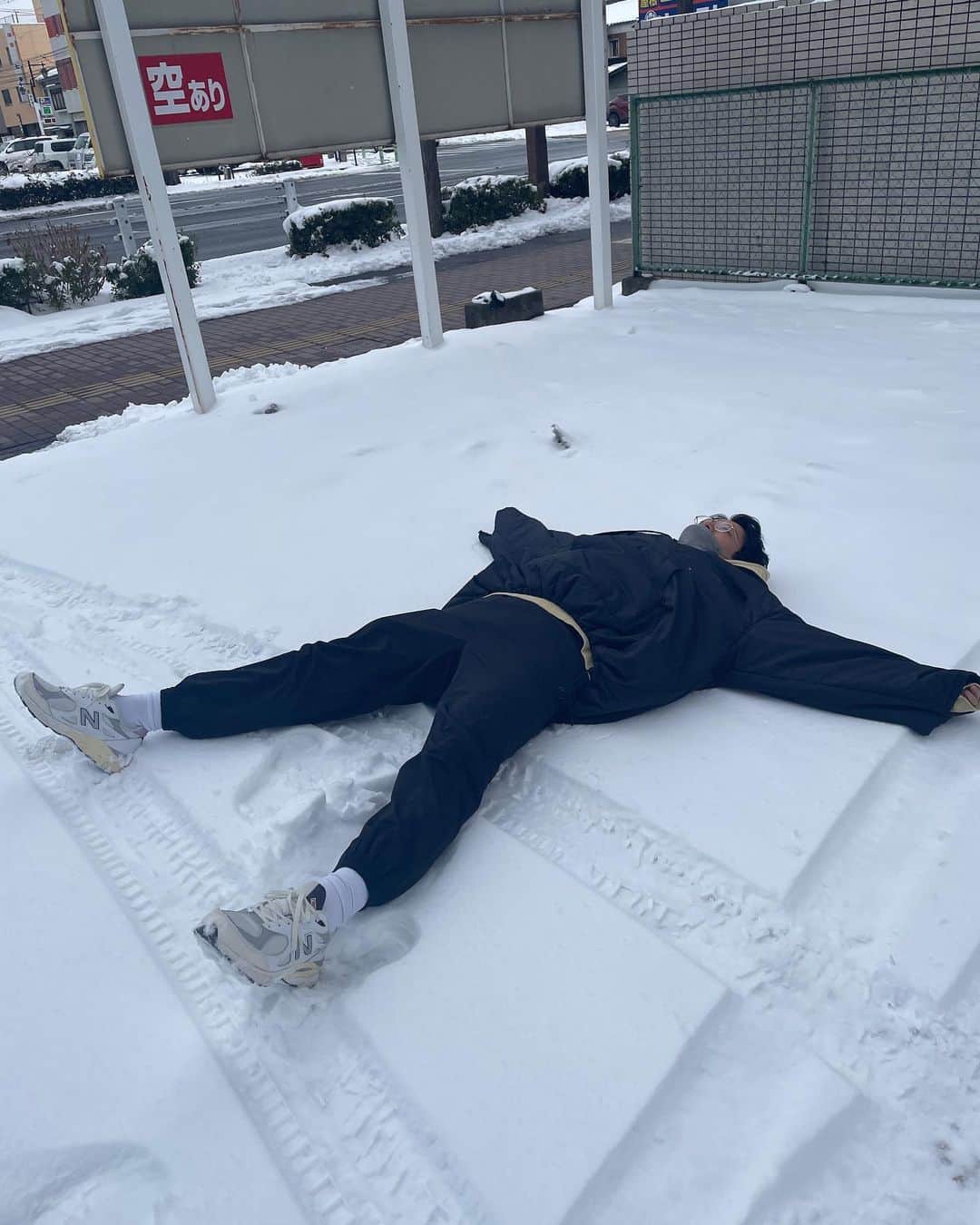 きむちゃんさんのインスタグラム写真 - (きむちゃんInstagram)「そうよな。 雪に寝そべるやついいよな。 ふわふわしてるし。 自然感じれるよな！！！！ でも3枚目見たら分かるけど、 あんまそれ道路沿いでせんで。 恥ずかしいねん。 雪でテンション上がりすぎてるて。  #なんか最近よく一緒なる #ただただ散歩した #きむさん！雪や！！！ #あーめっちゃ楽しいわー #って凄い言う #弟みたい #きむさんってよそよそしいし #おれの事亮介兄ちゃんって #呼んでもらおかな #亜生可愛いねん」1月28日 15時48分 - indianskimu