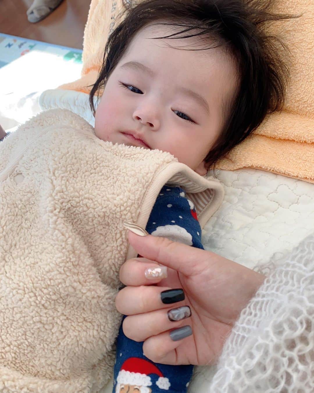 のインスタグラム：「似合うネイル#あかちゃんのいる生活 #あかちゃんのいる暮らし #あかちゃん #ハーフべイビー」