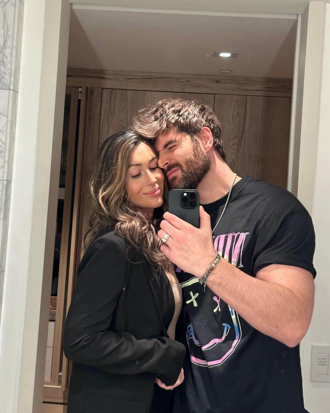 ニック・ベイトマンのインスタグラム：「Datenight 🍸」
