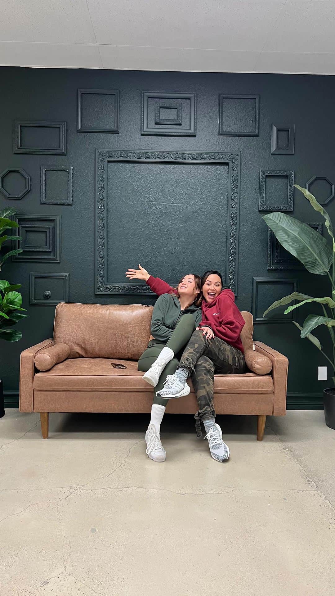 アナ・チエリのインスタグラム：「When you and your best friend start a photo studio 🙌🏽✨📸 @av.photostudios open for booking February tell your friends and come create magic ✨」