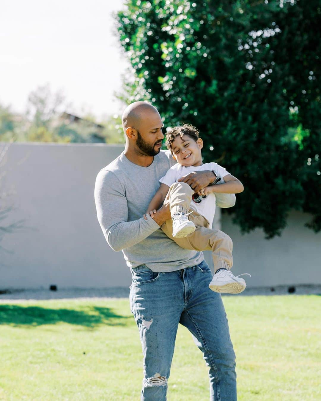 シャイエン・ウッズさんのインスタグラム写真 - (シャイエン・ウッズInstagram)「Time at home is so special with these guys 🤍🤍 Thank you @ryannlindseyphotography for always helping to capture these memories for us.」1月29日 1時58分 - cheyenne_woods