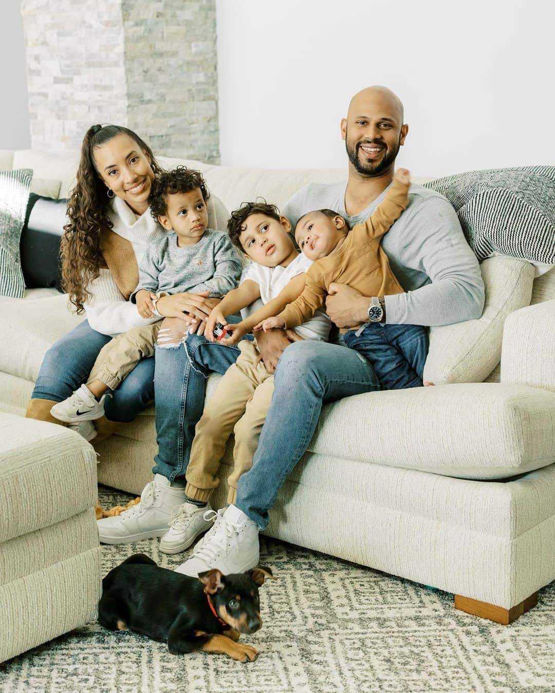 シャイエン・ウッズのインスタグラム：「Time at home is so special with these guys 🤍🤍 Thank you @ryannlindseyphotography for always helping to capture these memories for us.」