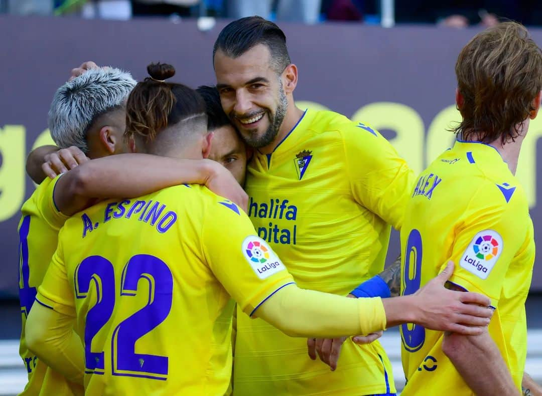 アルバロ・ネグレドのインスタグラム：「Aquí no se rinde NADIE!! 👊🏻💛💙 Tres puntos muy importantes delante de nuestra gente. Esto es muy largo y este es el camino. Vamos @cadizclubdefutbol !!」