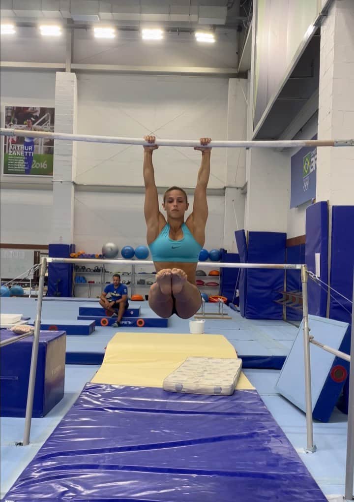 ジャジ・バルボサのインスタグラム：「Fechando a semana assim 🖤💪🏻✔️ • • • @timeflamengo  @cbginastica  @cdafab  @timebrasil  @flaginastica」