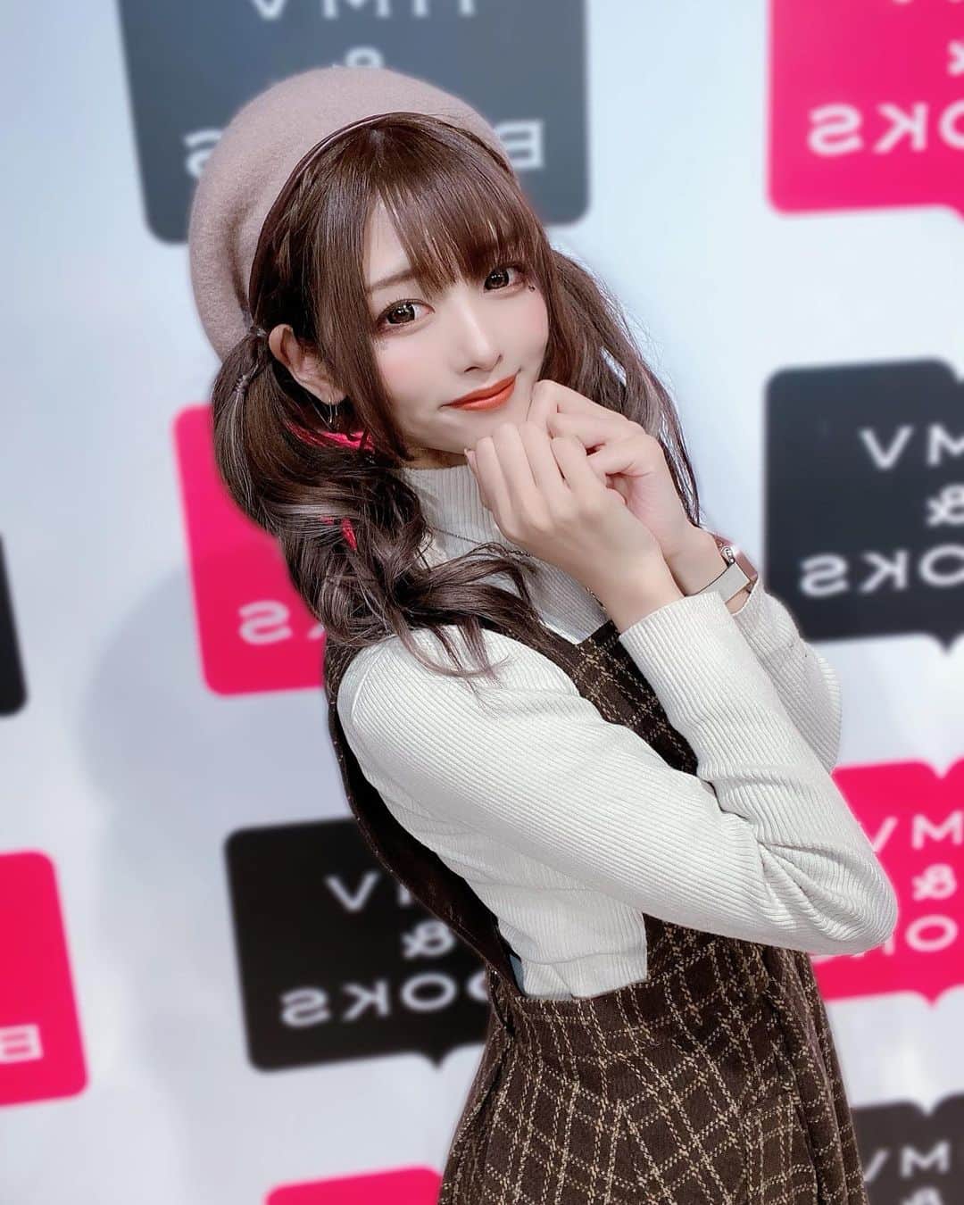 のインスタグラム：「. 大阪でリリースイベント♡ とっておきの私服day🤗 ྀི 秋冬の服が好き〜🍁 . これはネット通販で買ったやつ！ トップスは…なんか前から持ってた() . ベレー帽は #WEGO の何年か前に出たやつでカラー違いで黒、ワインレッド、グレー、ベージュを持ってる… 形が可愛いので…黒は何故か2個持ってる… . #望月みゆ  #みゆちぃ　#miyuchy #バンもん　#banmon #japanesegirl  #japaneseidol #私服 #秋冬コーデ #チェックコーデ #チェックワンピース #ベレー帽 #ツインテール  . . 明日は名古屋でイベント♡ とっておきの私服 名古屋ver.もあります🌟」