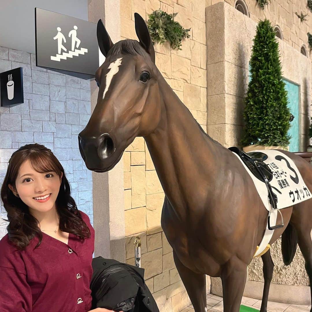 のインスタグラム：「2023.1.28 東京競馬場  メインレースに白富士Sが行われ 午前中はコースから雪景色した富士山を見ることが出来ました☺️✨ 中山競馬場からも富士山見れるけど 東京競馬場から見る富士山もやっぱりいいですねぇ🗻✨  大寒波により全国的に寒い1日となりましたが 皆さん体調は大丈夫ですか？💦  パドック放送は窓を開けてお届けしているので、私や記者の皆さん、防寒対策ばっちりでお送りしていました😌✨  特に、小倉競馬場では雪が舞う時間も多く、寒かったと思うのでお風呂でゆっくりしてくださいね☺️  また次回のパドック進行で宜しくお願いします！」