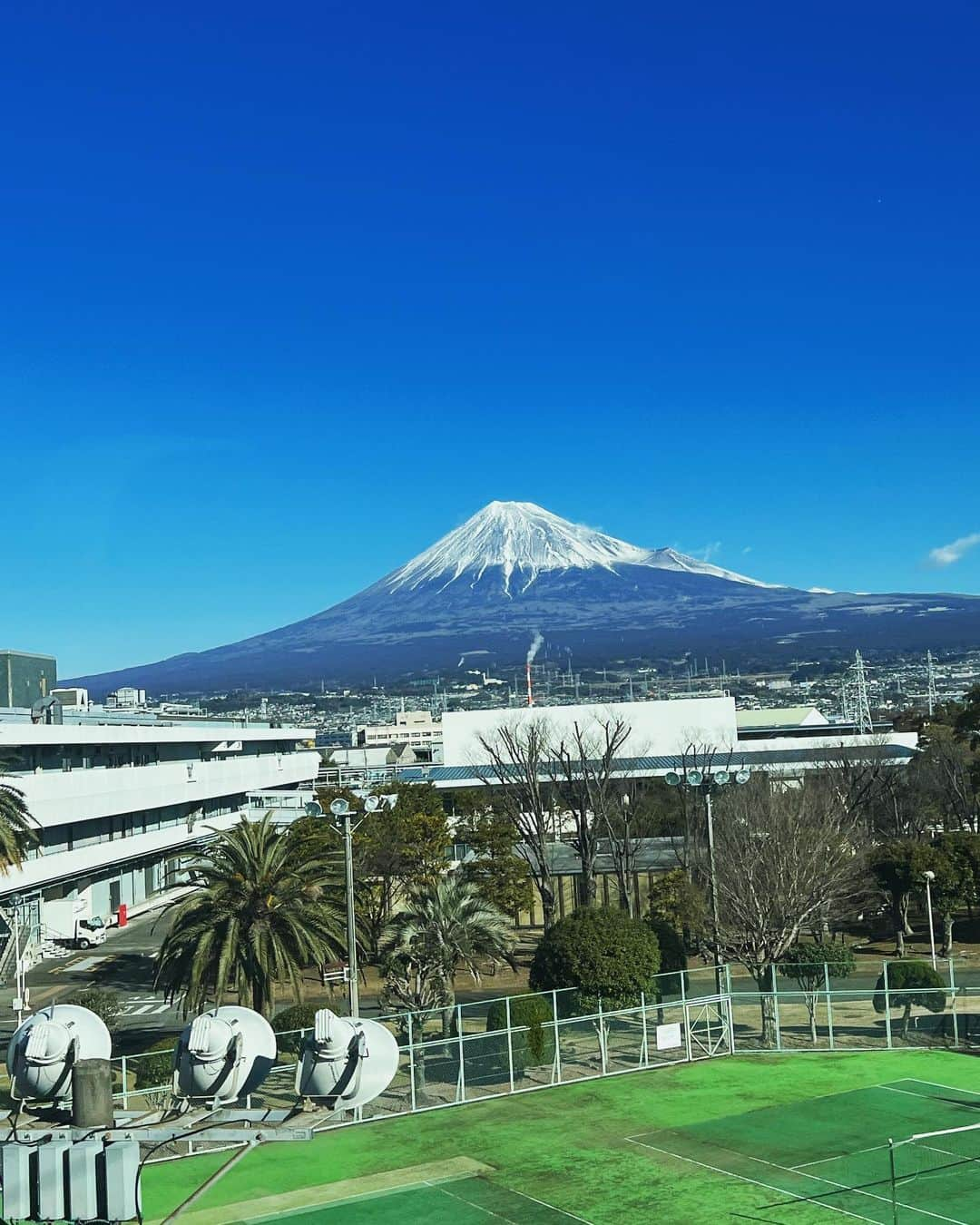 宇佐美蘭さんのインスタグラム写真 - (宇佐美蘭Instagram)「収録で東京に🚅💓 行きの窓から綺麗な富士山が見えました〜🗻 今年は厄年なんだと初詣に行って気が付きまして😵 縁起の良いものに目がない今日この頃です🥹👍 #富士山 #本厄」1月28日 18時21分 - usamiran_official