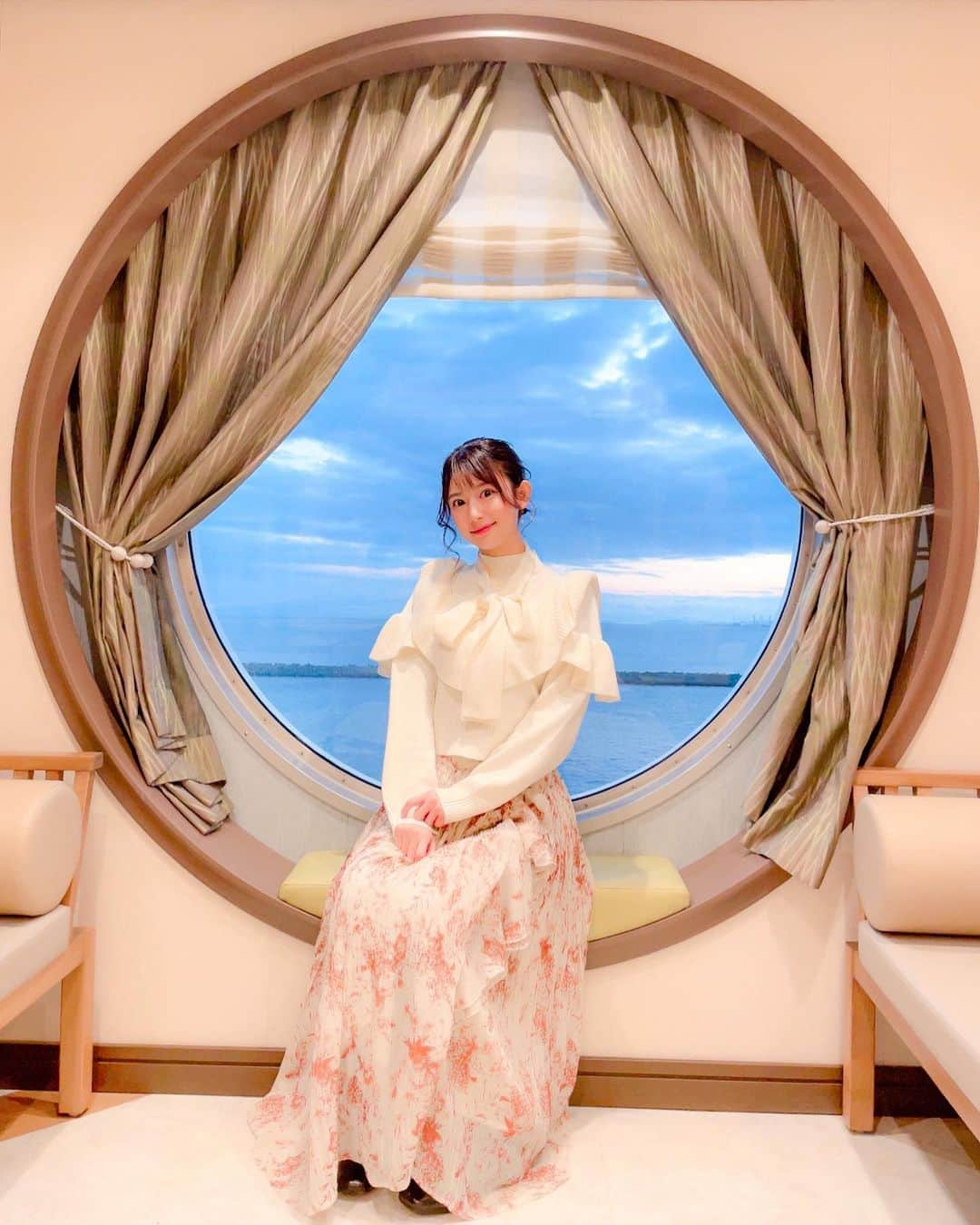 日野礼香さんのインスタグラム写真 - (日野礼香Instagram)「さんふらわぁの窓が丸くて可愛かった❤︎ 背景が海で素敵✨✨  #船旅 #さんふらわあ #さんふらわあくれない #船 #フェリー #旅 #旅好き女子 #大阪 #大分 #別府 #国内旅行 #旅行 #クルージング #旅系youtuber #スカートで旅するchieru #boattrip #ferry #voyage #trip #travel #japantravel #cruising #travel #japanesegirl」1月28日 18時24分 - reicheru219