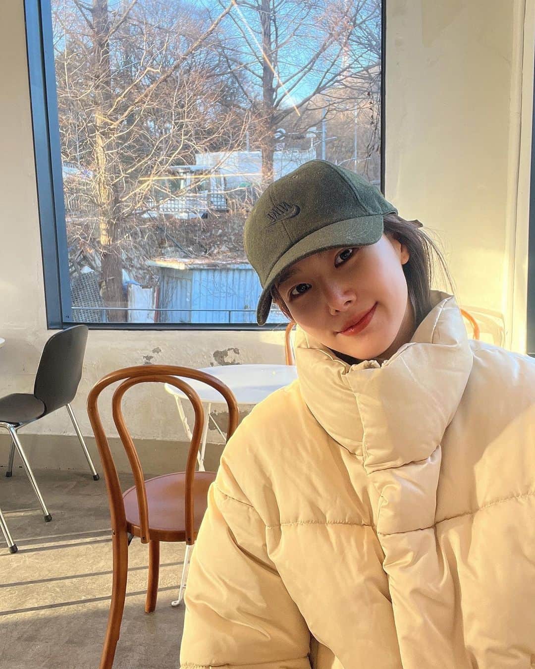 キム・ウンジョンのインスタグラム：「Happy saturday🌲  남산 산책 핫초코☕️」