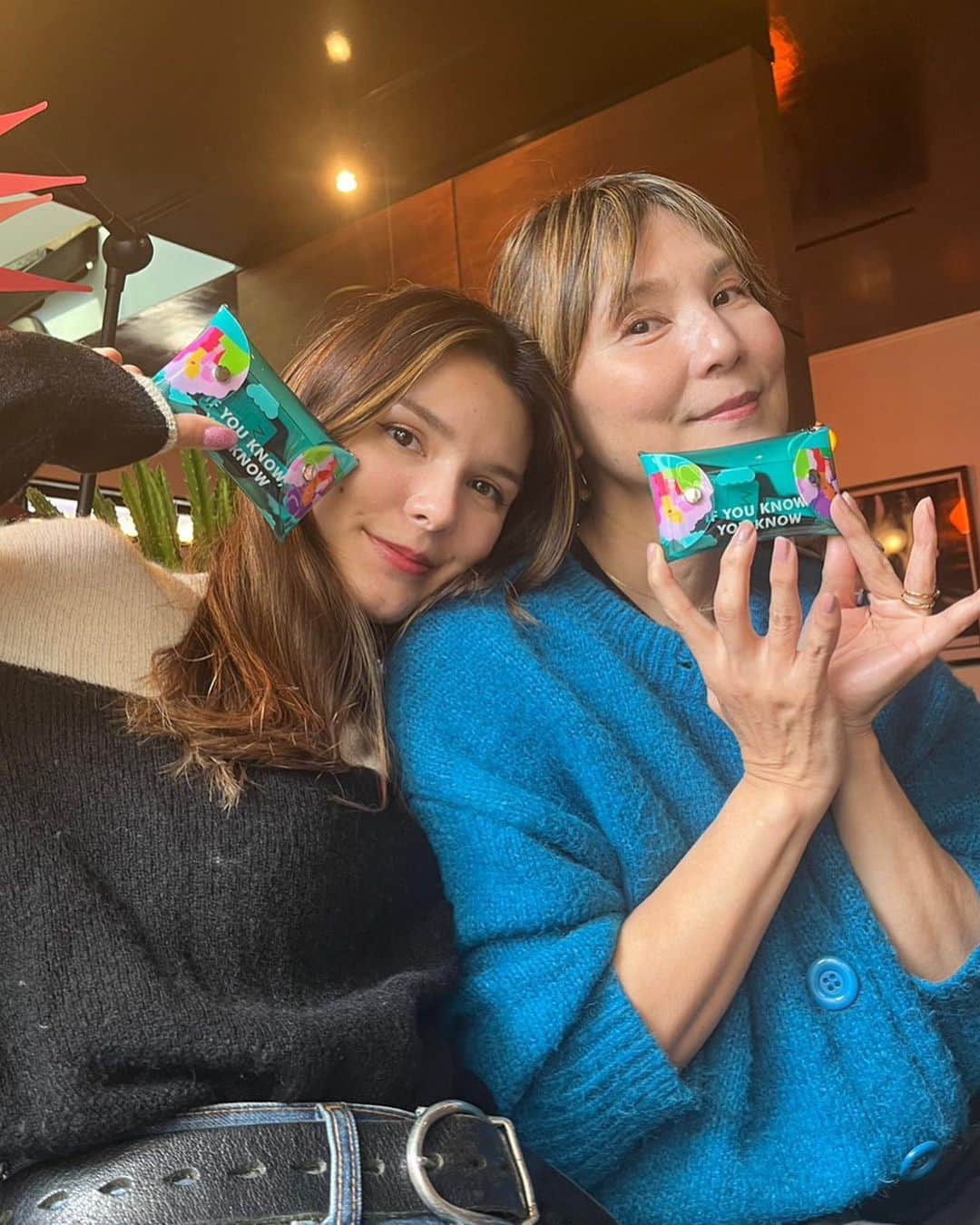 のインスタグラム：「Thanks @moroccanoil_jp 💙  I always share the best of the best to my lovely MOM!😘❤️  #IYKYK #モロッカンオイル #あの子に伝えたい」